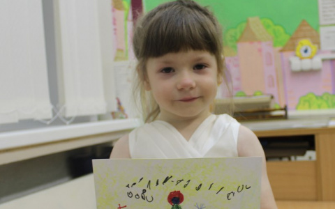 В Сыктывкаре продолжается сбор новогодних подарков для детей (видео)