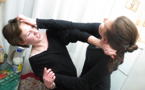 В Коми женщина оттаскала полицейского за волосы