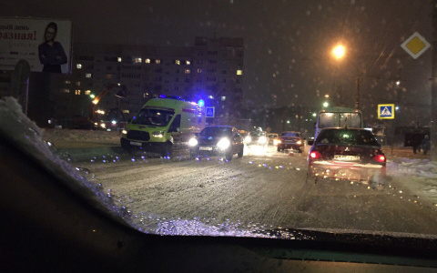 В Сыктывкаре водитель на Mitsubishi Lancer сбил девушку на пешеходном переходе (фото)