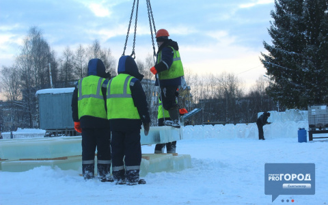 Репортаж из новогоднего городка на площади в Сыктывкаре: рабочие катаются на льдинах, как на качелях