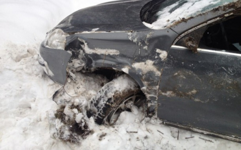 В Сыктывкаре возле онкодиспансера «Ниссан» спровоцировал серьезное ДТП (фото)