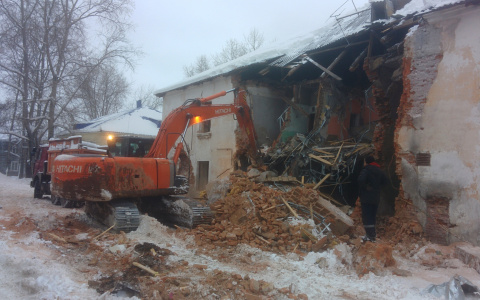 В центре Сыктывкара сносят офисное здание (видео, фото)