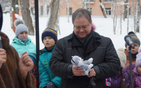 Мэру Сыктывкара Валерию Козлову подарили плюшевого хаски