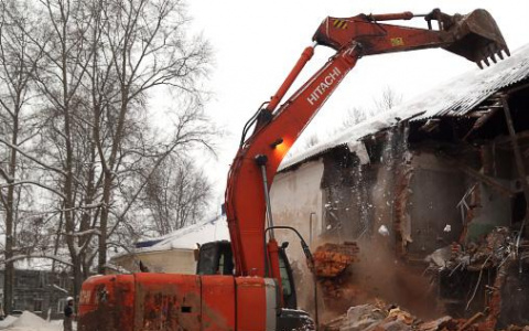В Сыктывкаре во время сноса здания часть стены рухнула на экскаватор