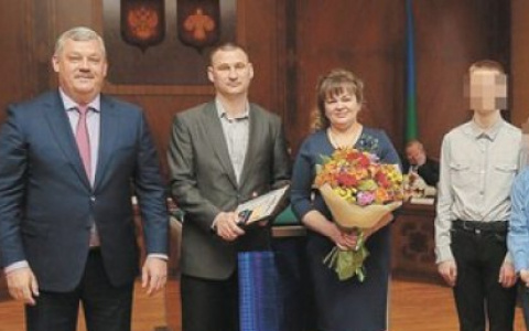Семье, которую обидел подарок Главы Коми, вручили еще один бесполезный презент