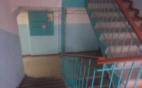 В Коми пьяная женщина скончалась, упав с лестницы в подъезде