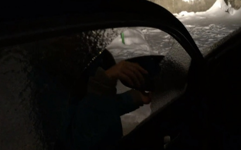 Сыктывкарец снял на видео, как его дочь разбивает окно машины