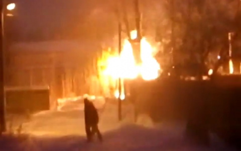 В Сыктывкаре улицу охватило пламя из-за прорыва газа (видео, фото)