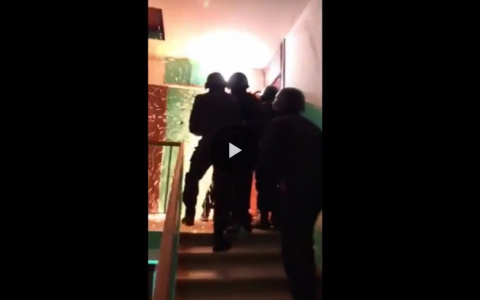 В Сыктывкаре на наркопритон в жилом доме устроили облаву (видео)