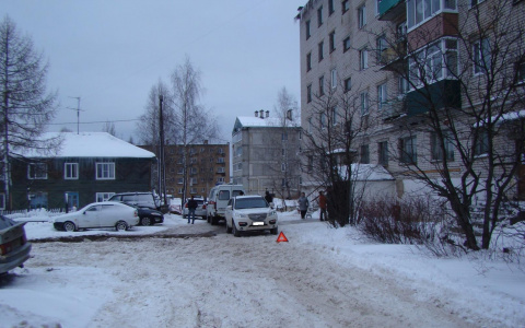 В Коми женщина попала под кроссовер прямо во дворе дома