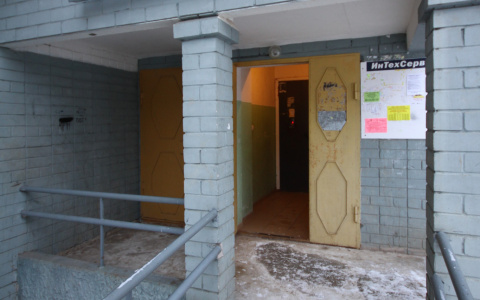 В Коми в подъезде жилого дома нашли окровавленное тело мужчины