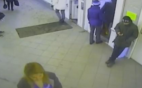В торговом центре Сыктывкара на виду у всех нагло ограбили мужчину (видео)