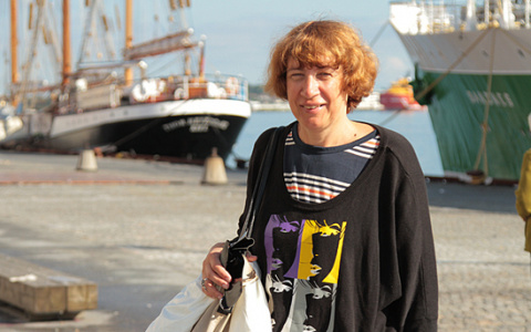 Директор школы уволила 59-летнюю учительницу за стриптиз в классе