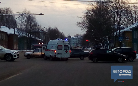 В Сыктывкаре «ВАЗ» протаранил скорую с включенными спецсигналами (фото)