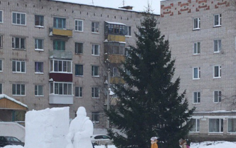 В Коми самую позорную елку заменили на пышную красавицу (фото)