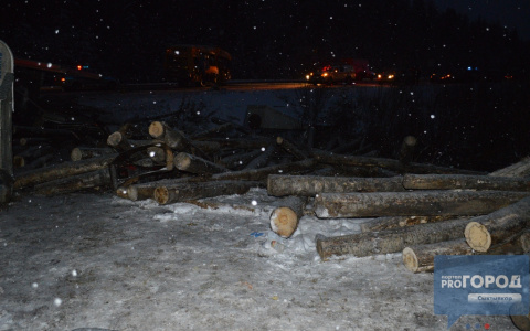 На трассе в Коми перевернулся большегруз
