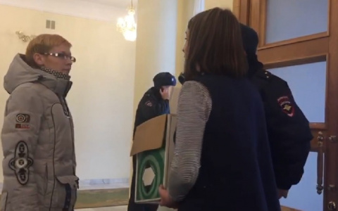 В Сети появилось видео того, как в Сыктывкаре принимали «Подарки Гапликову»