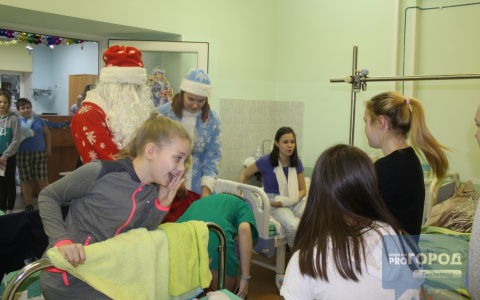 Новый год в сыктывкарской больнице: к детям пришел Дед Мороз!