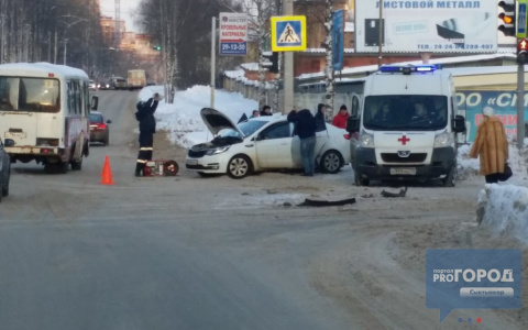 В Сыктывкаре столкнулись «Киа» и «Форд»: одну иномарку распилили спасатели (фото)