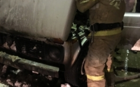 В Сыктывкаре среди жилых домов дотла сгорел автомобиль (фото)