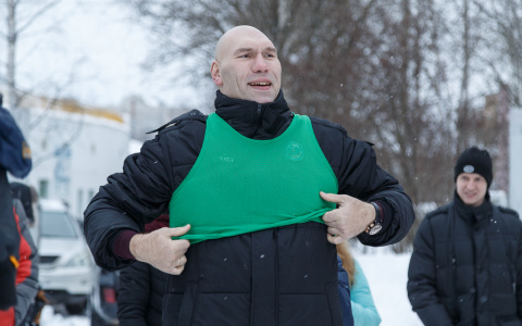 Елка, хоккей, футгольф: боксер Николай Валуев в Сыктывкаре знатно повеселился (фото)