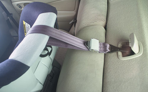 В Коми годовалый ребенок остался один, запертый в машине матери