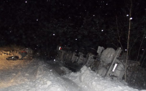 В Коми при страшном столкновении двух лесовозов погиб водитель (фото)