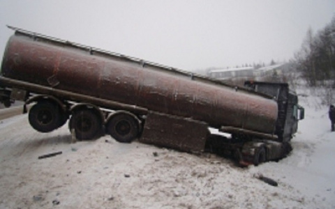 В Вологодской области автомобилист из Коми влетел в бензовоз, мужчина погиб (фото)