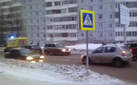 В Сыктывкаре мужчину отбросило ударом «Лексуса», за рулем которого была женщина (видео)