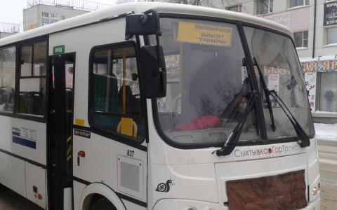 В Сыктывкаре женщина вызвала скандал, вручив в автобусе крупную купюру