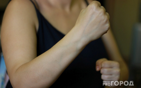 В Коми 17-летняя девушка выломала дверь в магазине, чтобы украсть алкоголь