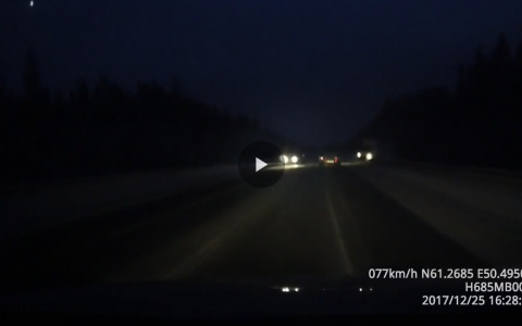 На видео попал момент, как в Коми на трассе автомобиль сделал сальто в кювет