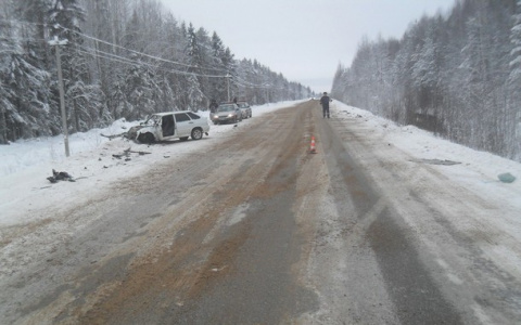 В Коми обломки «ВАЗа» раскидало по всей дороге после столкновения с «Тойотой»