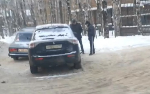 В Сети появилось видео с места ДТП, в котором «Мицубиси» протаранил пенсионера на «семерке»
