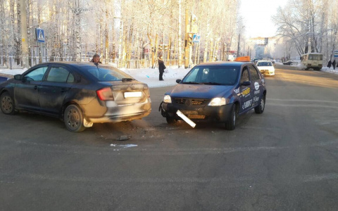 В Сыктывкаре из-за столкновения Шкоды и такси пострадал пассажир-подросток