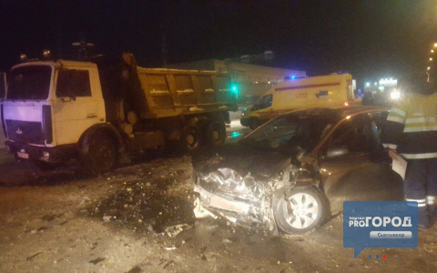 В Сыктывкаре пьяный водитель на «Киа» влетел под «МАЗ» (фото)