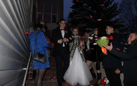 Последние молодожены уходящего года получили подарки от Главы Коми