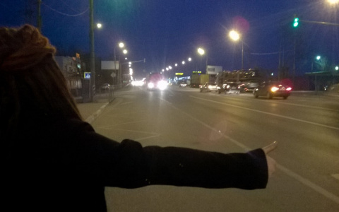 В Коми пьяная женщина голосовала на дороге, и ее сбила машина