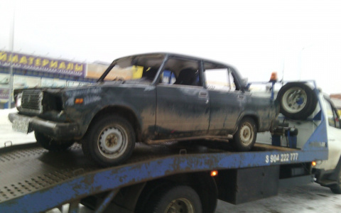 В Сыктывкаре группа подростков угнала и разбила машину, после чего бросила её на парковке ТЦ