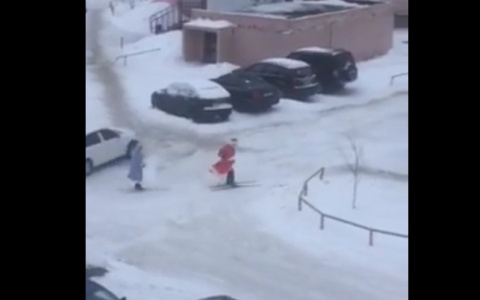 В Коми Дед Мороз и Снегурочка катались на лыжах по дворам города (видео)