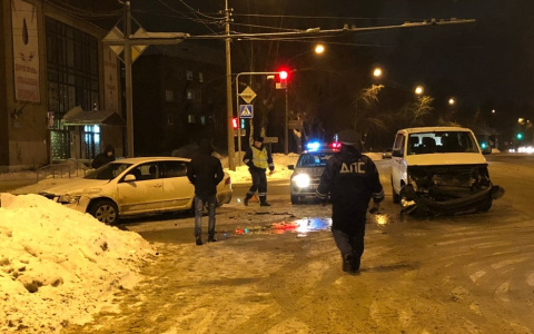 На Октябрьском проспекте Сыктывкара «Фольксваген» протаранил «Шкоду» с маленьким ребенком внутри (фото)