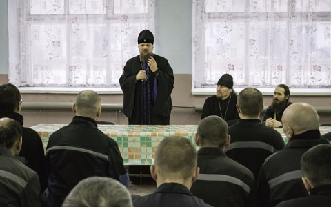 Архиепископ Сыктывкарский и Коми-Зырянский Питирим прочитал уголовникам свои стихи (фото)
