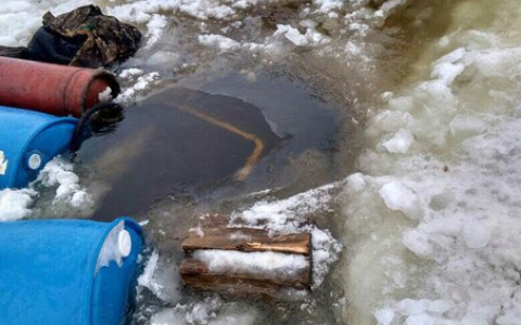 В Коми ночью в реке утонул внедорожник (фото)