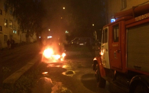 В сыктывкарском Лесозаводе подожгли машину