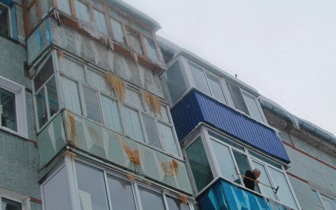 В Коми ребенок выпрыгнул с пятого этажа, потому что мама ушла