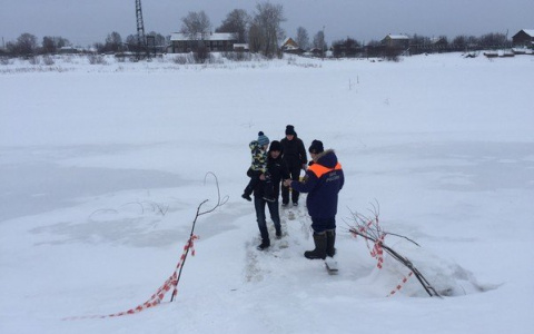 Сыктывкарцы рискуют жизнями детей, чтобы сэкономить время на переправе через Сысолу