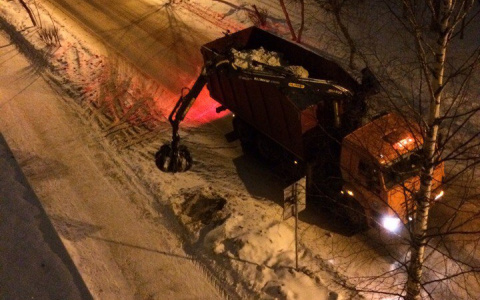 В Коми снег убирают клешней, которая похожа на автомат по захвату игрушек (фото)