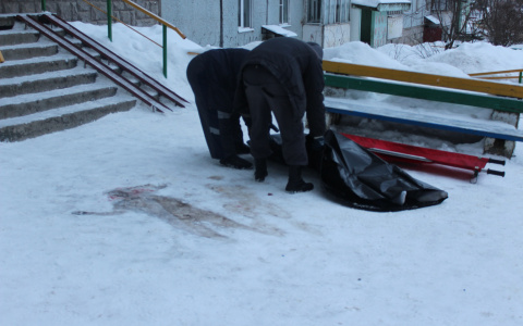 Появились фото с места происшествия в Сыктывкаре, где девушка выпала из окна