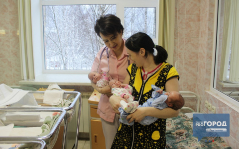 Молодую маму, которая в Сыктывкаре родила тройню, ждут на малой родине с подарком