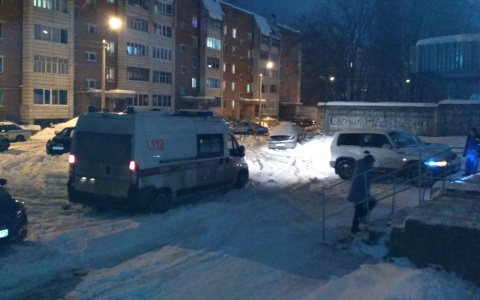 В Сыктывкаре в скорую поступил изрезанный мужчина